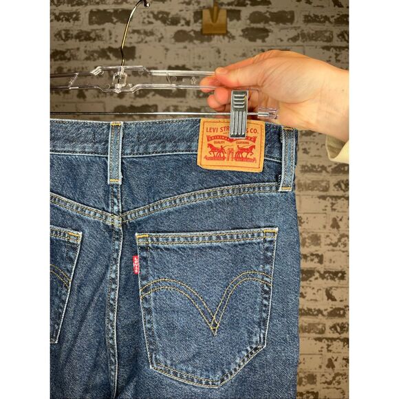 Levi’s | women high waisted mom jeans denim - Picture 3 of 8